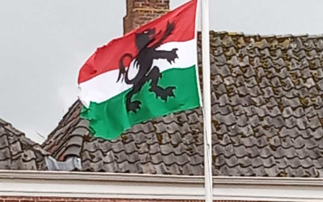 De vlag van oud gemeente Adorp hangt weer in de lucht